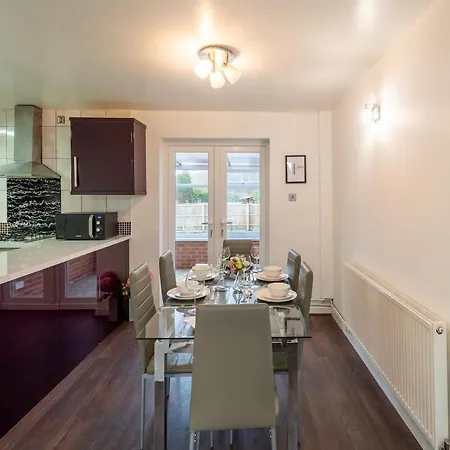 Stylish 4 Bed Henbury With Free Parking بيت للعطل