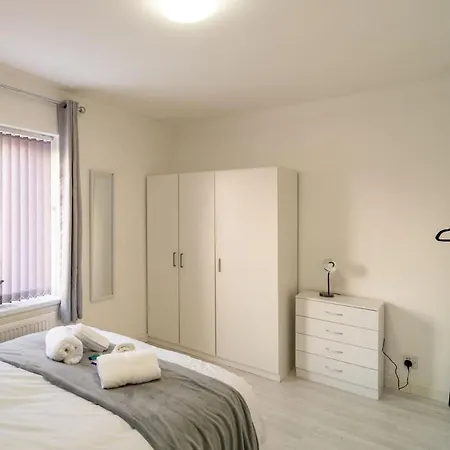 Vakantiehuis Stylish 4 Bed Henbury With Free Parking