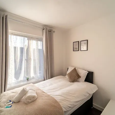 Stylish 4 Bed Henbury With Free Parking * Bristol