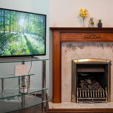 Stylish 4 Bed Henbury With Free Parking Vakantiehuis