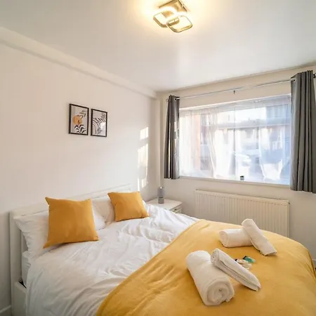 Hébergement de vacances Stylish 4 Bed Henbury With Free Parking