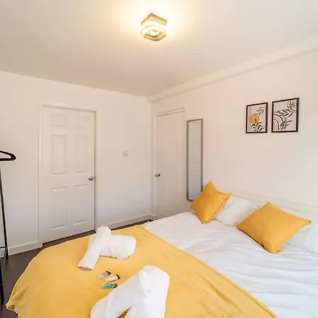 Stylish 4 Bed Henbury With Free Parking Vakantiehuis *