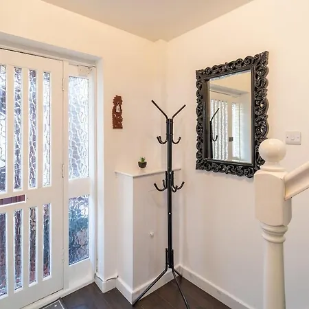 4-bed House Near Cribbs & Southmead Hospital *