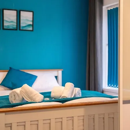 Stylish 4 Bed Henbury With Free Parking