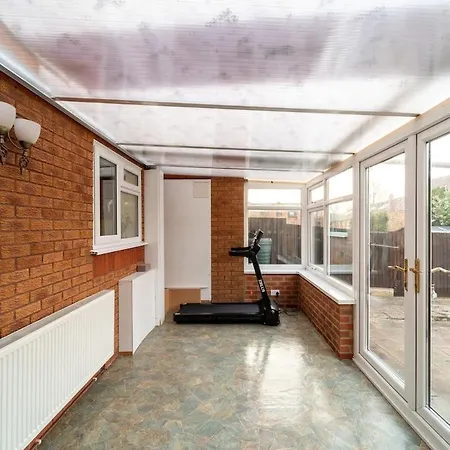 Vakantiehuis Stylish 4 Bed Henbury With Free Parking