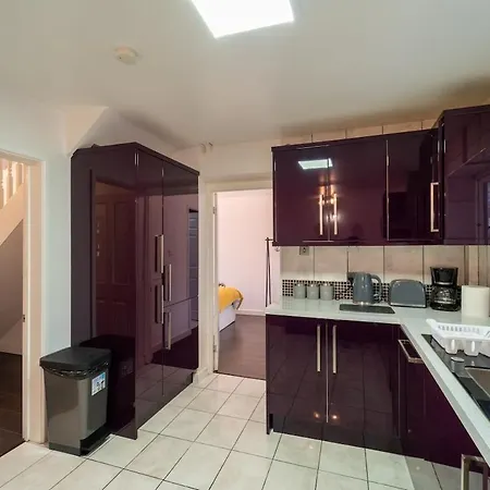 Stylish 4 Bed Henbury With Free Parking Bristol