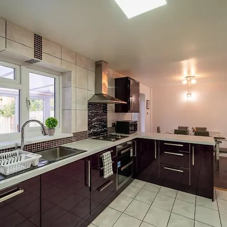 Stylish 4 Bed Henbury With Free Parking