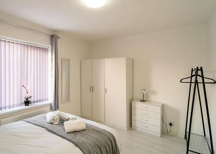 Holiday home Stylish 4 Bed Henbury With Free Parking