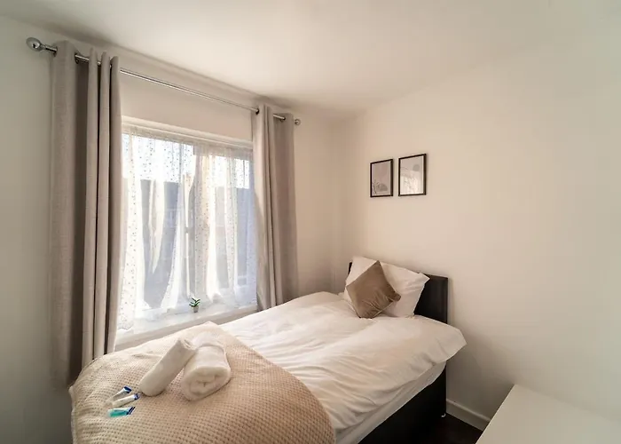 Stylish 4 Bed Henbury With Free Parking * Bristol