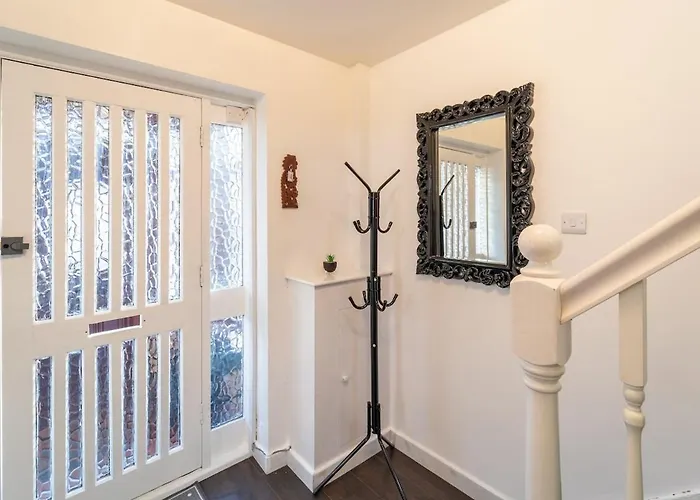 Stylish 4 Bed Henbury With Free Parking *