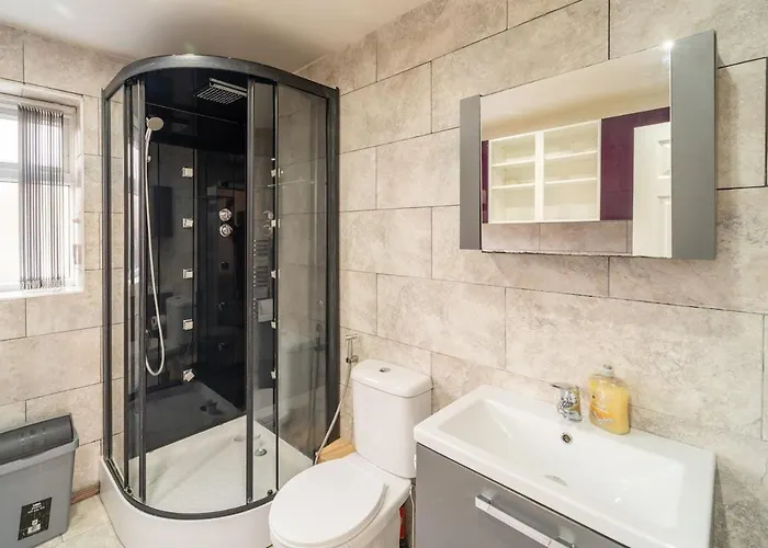 Stylish 4 Bed Henbury With Free Parking *