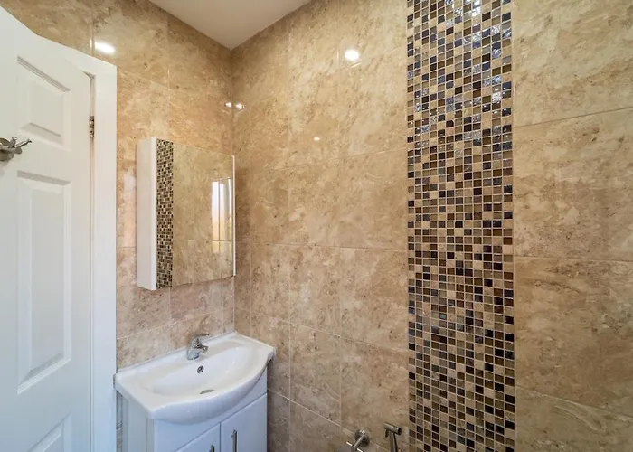 Dom wakacyjny Stylish 4 Bed Henbury With Free Parking