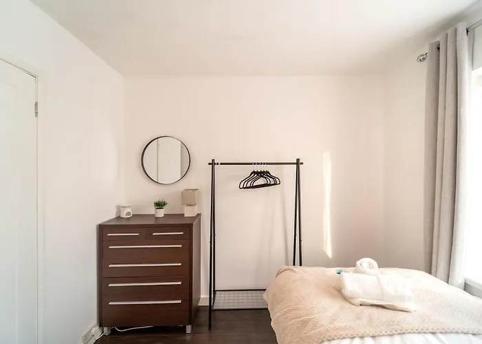 Stylish 4 Bed Henbury With Free Parking