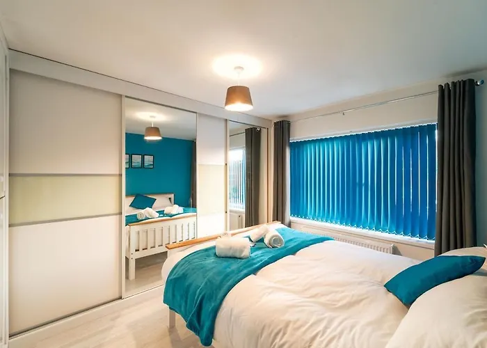 Stylish 4 Bed Henbury With Free Parking *