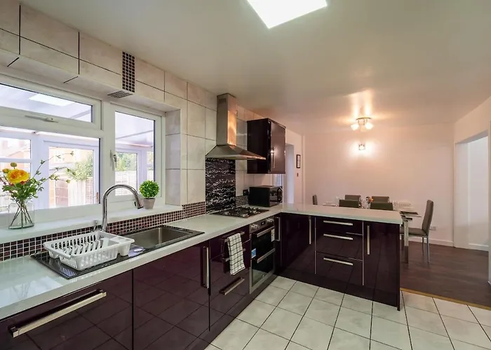 Stylish 4 Bed Henbury With Free Parking