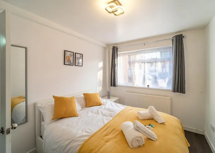 Prázdninový dům Stylish 4 Bed Henbury With Free Parking