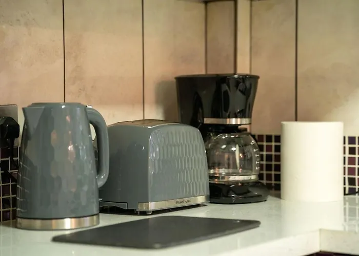 Stylish 4 Bed Henbury With Free Parking Bristol