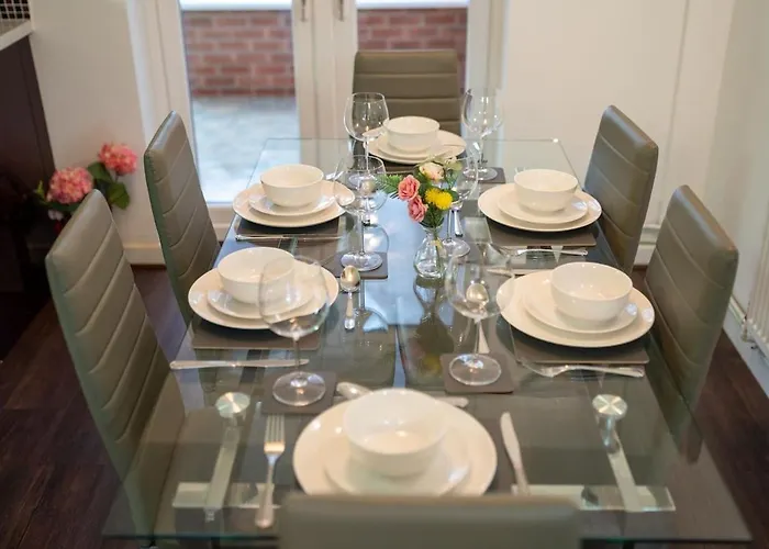 Stylish 4 Bed Henbury With Free Parking * بريستول