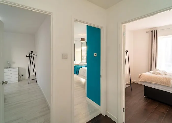 Stylish 4 Bed Henbury With Free Parking بريستول