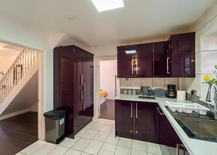 Stylish 4 Bed Henbury With Free Parking بريستول