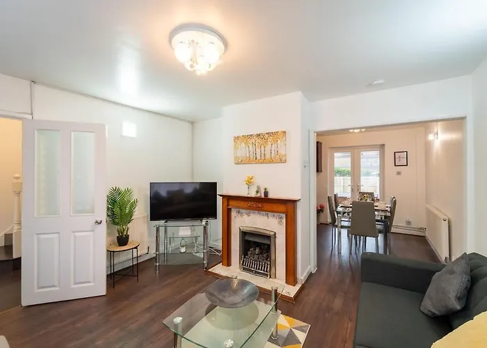 Stylish 4 Bed Henbury With Free Parking * بريستول